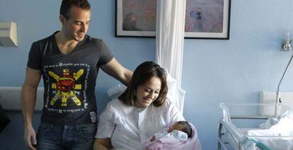 Los padres de Estrella muestran al bebé en el hospital Virgen del Rocío de Sevilla.