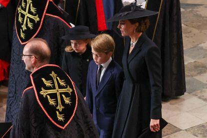 Los príncipes Jorge y Carlota, acompañados de su madre, Kate Middleton, a su llegada a la abadía de Westminster para asistir al funeral de la reina Isabel.