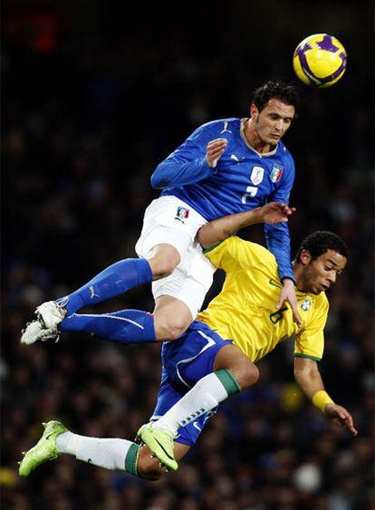 Pepe alcanza el balón apoyándose en Marcelo.