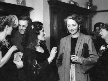 Olivia Manning (segunda por la derecha), en una fiesta en Londres en 1949.