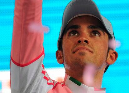 Contador señala al cielo en el podium.