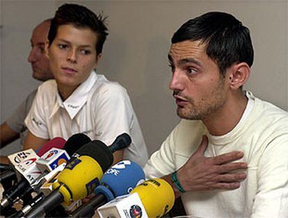 El diseñador, junto a Bimba Bosé, durante la rueda de prensa.