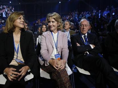 Esperanza Aguirre, acompañada de Dolores de Cospedal y Manuel Pizarro, en la convención nacional del PP, el pasado enero, en Madrid.