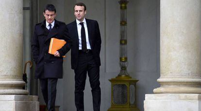 Manuel Valls y Emmanuel Macron en diciembre de 2014, cuando el primero era primer ministro y el segundo ministro de Econom&iacute;a