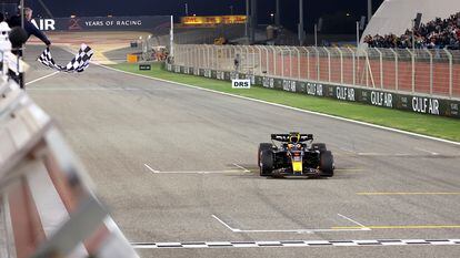 Max Verstappen cruza la línea de meta durante el Gran Premio de Baréin.