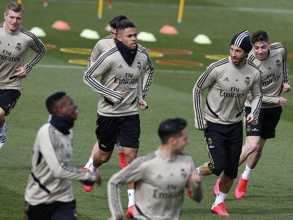 Los jugadores del Real Madrid se ejercitan durante un entrenamiento en Valdebebas, el pasado mes de marzo.
