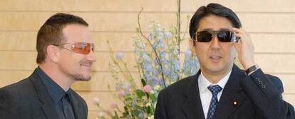 Bono y el primer ministro japonés, Shinzo Abe, que se está probando las gafas regaladas por el cantante.