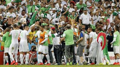 Los jugadores de Argelia celebran la clasificación a octavos.
