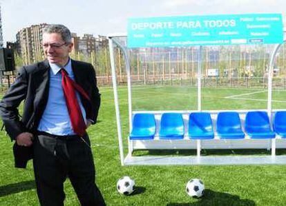 Alberto Ruiz-Gallardón en una visita a un campo de fútbol en el espacio Madrid-Río.