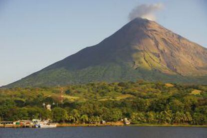 El humeante cráter del volcán Concepción se eleva sobre la ciudad de Moyogalpa y el lago Nicaragua, en la isla de Ometepe (Nicaragua).
