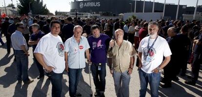 Ra&uacute;l Fern&aacute;ndez, Jos&eacute; Alc&aacute;zar, Ger&oacute;nimo Mart&iacute;n, Tom&aacute;s Garc&iacute;a y Rodolfo Malo, delante de la sede de Airbus en Getafe. 