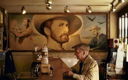 Mural de la película 'El loco del pelo rojo', de Vincente Minnelli, en un bar de Auvers-sur-Oise (Francia).
