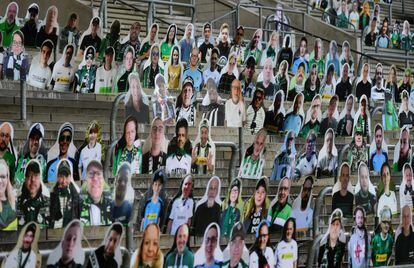 Grada del estadio del Borussia Mönchengladbach, con fotos de sus hinchas.