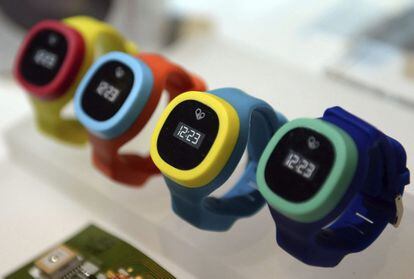 Relojes infantiles de la marca Here, dotados con GPS, son exhibidos durante el pase de prensa de la feria CES, en Las Vegas (EEUU).