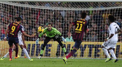 En la primera volta de la 13/14, el Barcelona va guanyar 2-1 al Camp Nou. Neymar va obrir el marcador i Alexis Sánchez va sentenciar el partit a la segona part. Ja al minut 90, Jesé va retallar distàncies.