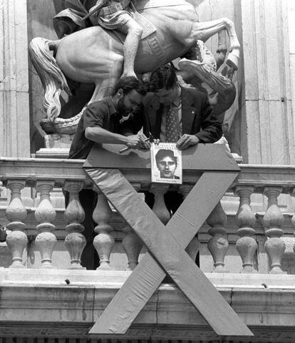 En el Palau de la Generalitat se colocó un lazo azul, símbolo de repulsa ante los secuestros que realizaba ETA, y una foto de Miguel Ángel Blanco.