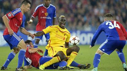 Balotelli, anulado por varios jugadores del Basilea.