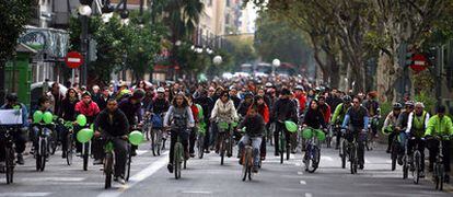 Un millar largo de ciclistas tomaron ayer las Grandes Vías de Valencia para reivindicar el uso del asfalto.