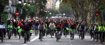 Un millar largo de ciclistas tomaron ayer las Grandes Vías de Valencia para reivindicar el uso del asfalto.