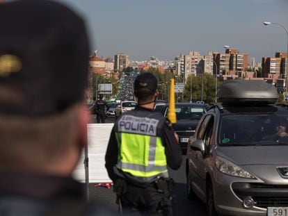 Un control policial en la autovía A-5, en Madrid, desplegado tras decretarse el estado de alarma.