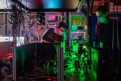 QuTecn researchers are working on a node in a quantum network, where mirrors and filters direct laser beams toward a diamond wafer.