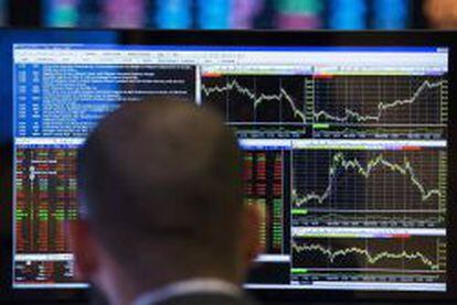 Un trader, frente a sus monitores en el NYSE de Nueva York. 