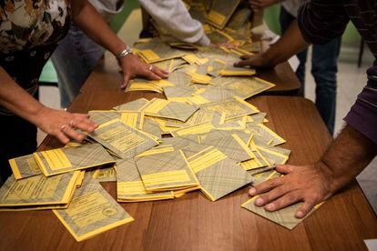 Recuento de papeletas en un colegio electoral de Turín.
