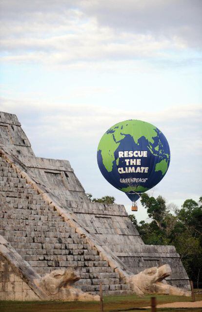 Activistas de Greenpeace sobrevuelan la pirámide de Chichen Itzá durante la cumbre de Cancún