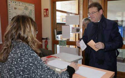 Imagen cedida por la Generalitat Valenciana del president, Ximo Puig , ejerciendo su derecho al voto en su colegio electoral en Morella (Castellón).