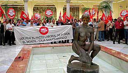 Los delegados sindicales de UGT, ayer, en la concentración en la sede de Caja San Fernando en Sevilla.