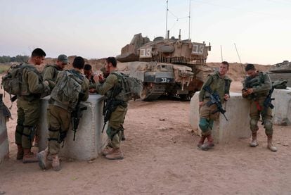 Tropas israelíes desplegadas, el martes em la frontera de la franja de Gaza.