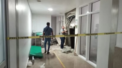 Dos hombres inspeccionan el elevador en el que murió la niña de seis años.