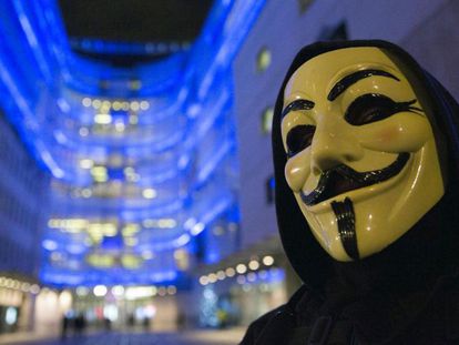 Protesta de simpatizantes de Anonymous ante la BBC, en Londres, en diciembre de 2014.