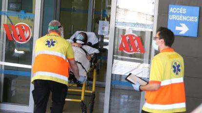 Dos técnicos trasladan a una mujer al hospital Arnau de Vilanova, Lleida.