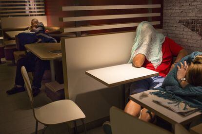 Según los medios locales cada noche en cada establecimiento en Hong Kong duermen entre 10 y 20 personas.