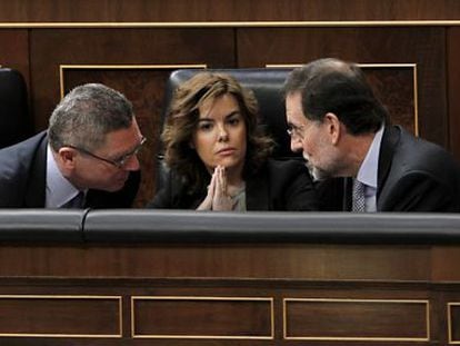 Ruiz Gallard&oacute;n, Soraya S&aacute;enz de Santamar&iacute;a y Rajoy en el Congreso.