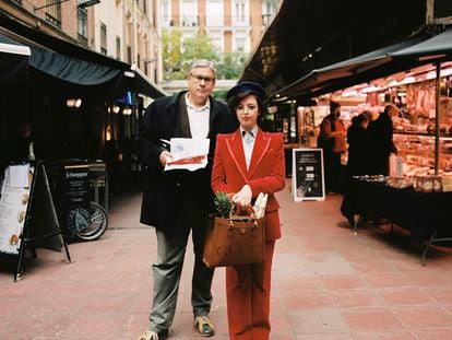 Los escritores Juan Manuel de Prada y Elizabeth Duval posan en una de las zonas al aire libre del Mercado de la Paz, en el madrileño barrio de Salamanca.