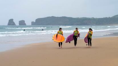 Tres chicas durante una clase de surf en la playa de Hendaya, en el País Vasco Francés.