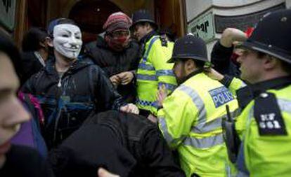 La policía carga contra los participantes en la manifestación convocada por la Confederación británica de sindicatos (TUC, siglas en inglés), en Londres (Reino Unido) hoy, sábado 20 de octubre de 2012 contra los recortes impuestos por el Gobierno de David Cameron y defendió una política alternativa a las medidas de austeridad.