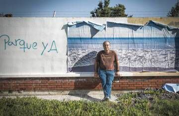 Julio Moltó, portavoz de la asociación de vecinos, ante uno de los muros que serán derribados para hacer el parque, donde antes estaba la playa.