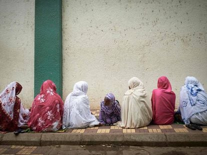 Unas mujeres llegan a la mezquita central de Bamako, en Mali, para celebrar el Eid al-Fitr, fin del mes sagrado del Ramadán, el pasado 12 de mayo en Bamao, Mali.  