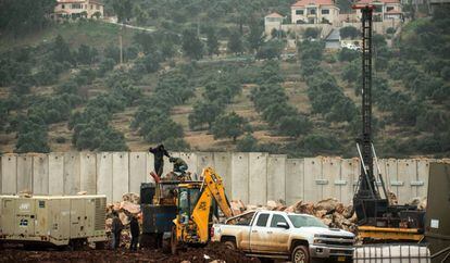 Zona de excavación en busca de túneles de Hezbolá en el muro de la frontera de Israel con Líbano, a las afueras de Metula.