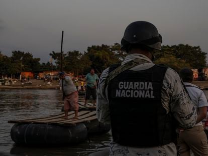 Miembros de la Guardia Nacional y el Instituto Nacional de Migración de México vigilan la orilla del río Suchiate, en la frontera entre México y Guatemala el 18 de enero de 2021.