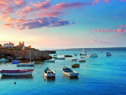 Barcas fondeadas en la costa de Tabarca, isla alicantina situada a 4,3 kilómetros del cabo de Santa Pola.