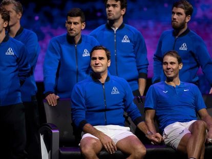 Federer y Nadal, cogidos de la mano después del último partido del suizo, el viernes en Londres.