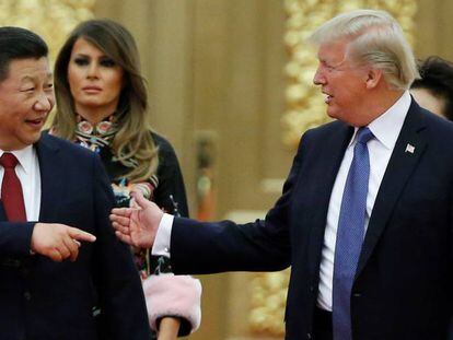 El presidente chino, Xi Jinping, conversa con su hom&oacute;nimo estadounidense Donald Trump en una cena de gala en noviembre de 2017.
