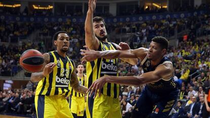 Tavares busca el pase ante Kalinic