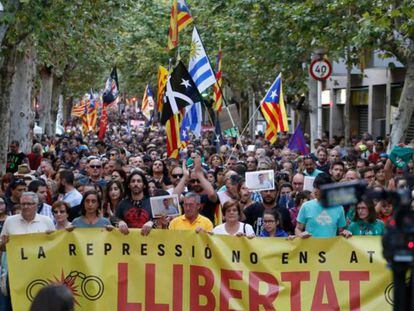 En foto, manifestación en Sabadell (Barcelona) en apoyo a los siete CDR detenidos. En vídeo, manifestación en Madrid en apoyo a los siete CDR detenidos.