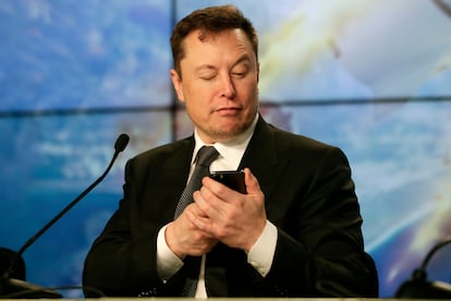 El multimillonario Elon Musk bromea usando su celular durante una conferencia de prensa, en 2020.