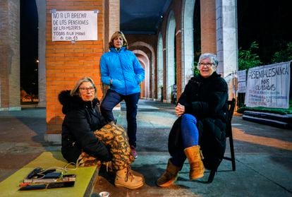 Carmen Diego, Eva Miguel y Teresa Villar, este jueves acampadas frente al Ministerio de Trabajo, en Madrid.